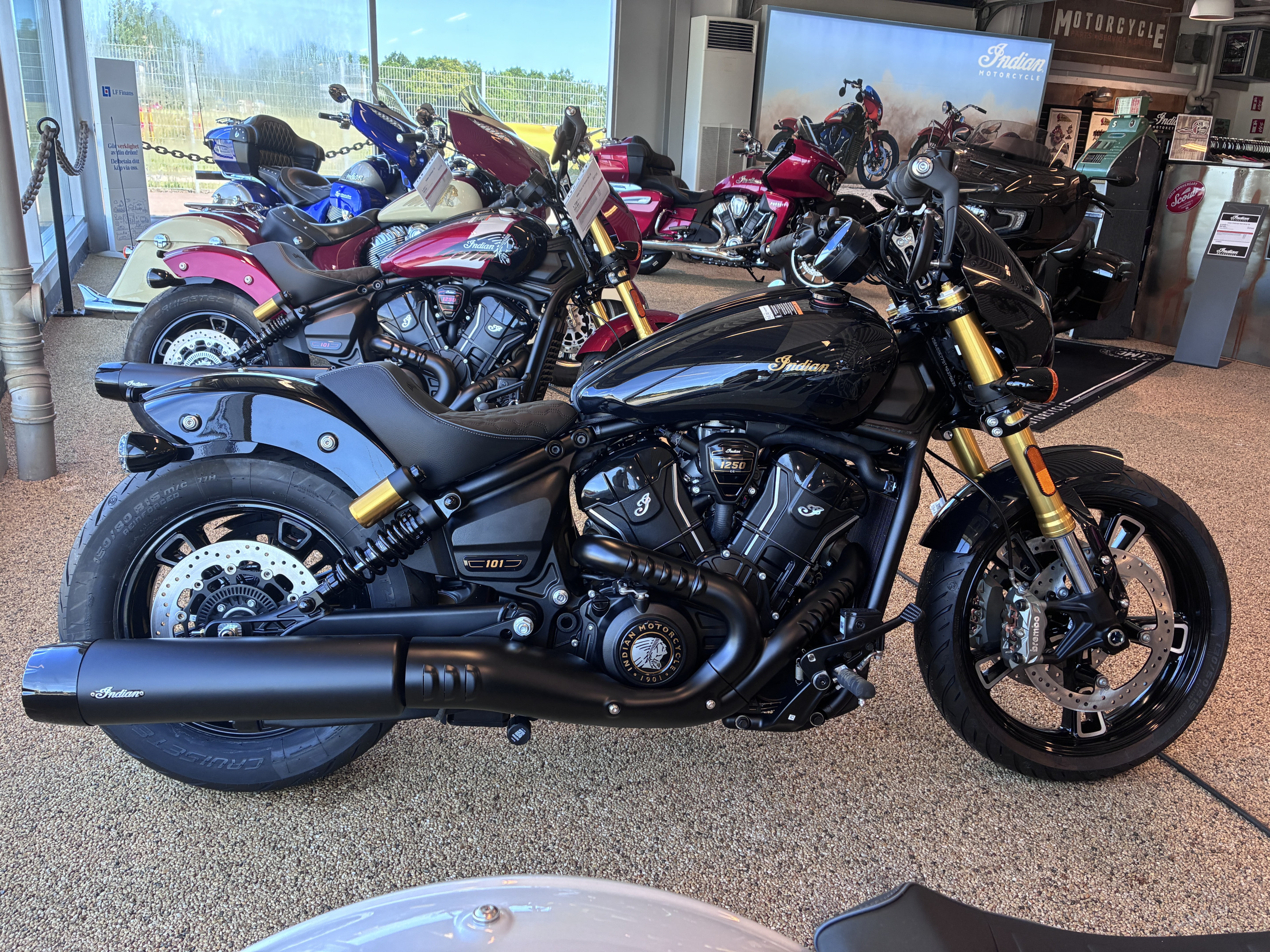 Indian Scout 101 Onyx Black Crystal 2026