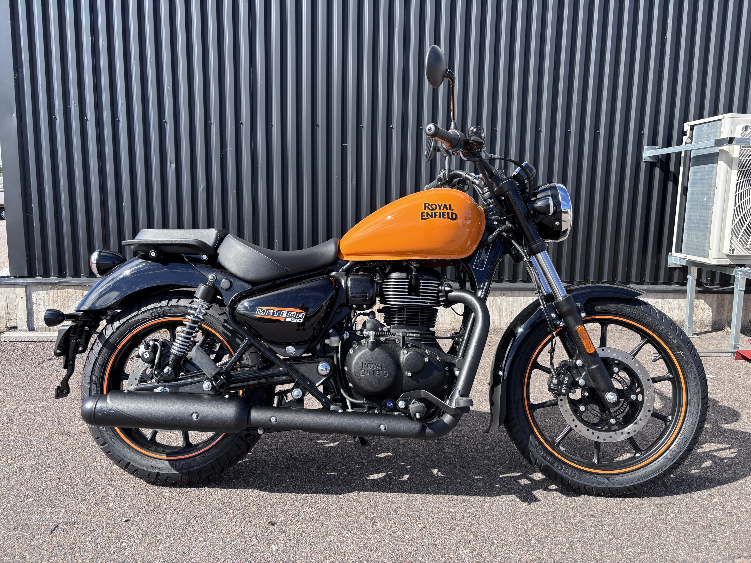 Royal Enfield Meteor 350 Fireball Orange 2026